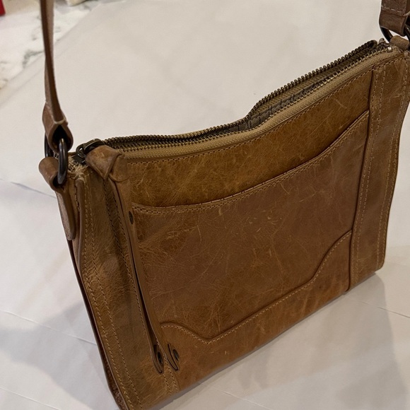 FRYE Melissa Zip Crossbody Bag in Beige / Tan Distressed Leather (NWOT) - Picture 5 of 8